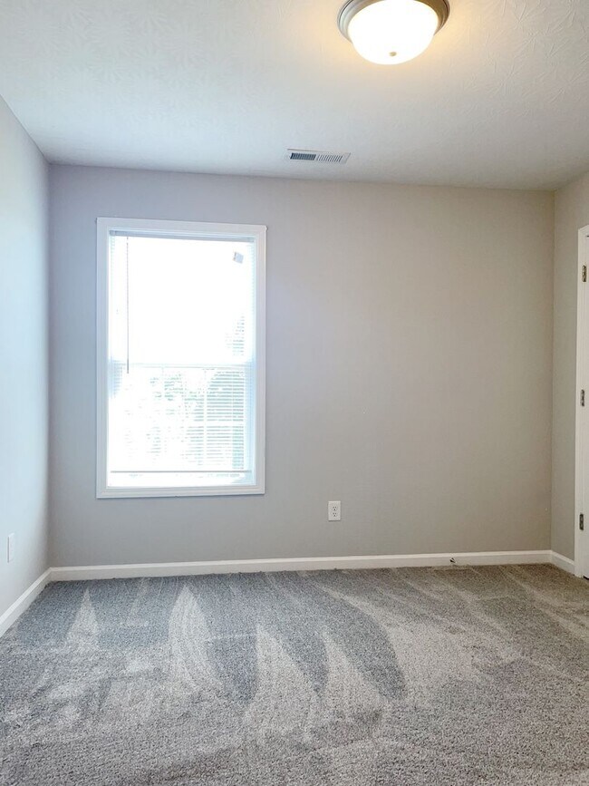 Building Photo - HALF OFF ONE MONTH AT UPPER STONE!