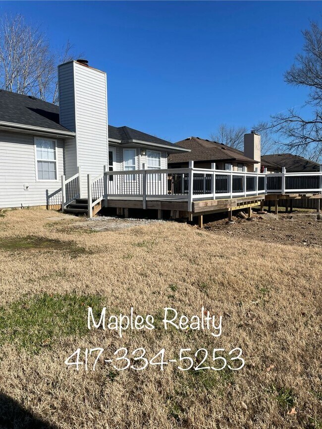 Building Photo - AVAILABLE NOW - 3 BEDROOM, 2 BATH HOUSE IN...