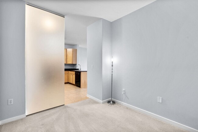 Building Photo - 1 Bed 1 Bath Plus Den - Silver Spring Condo - Garage Parking Space