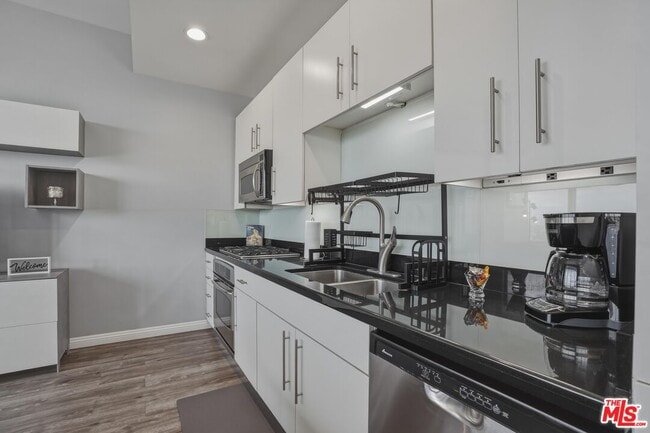 Building Photo - 1100 Wilshire Blvd