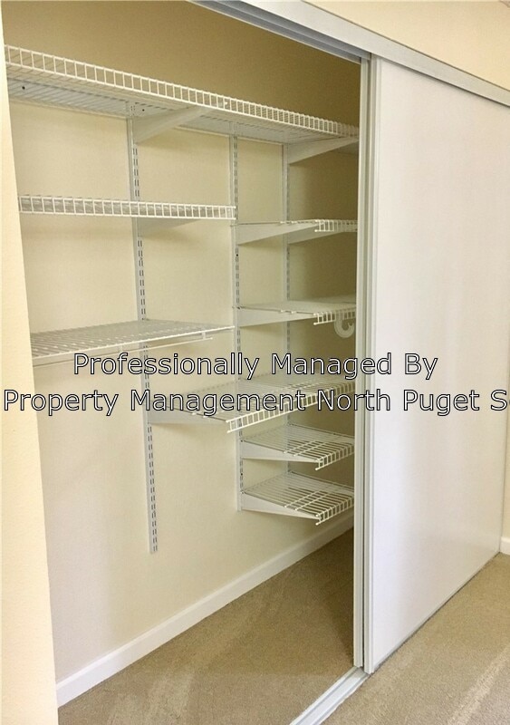 Building Photo - 4717 W Lake Sammamish Pkwy SE