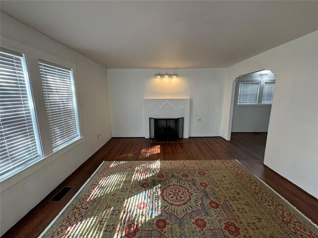 Building Photo - 302 W Wall St