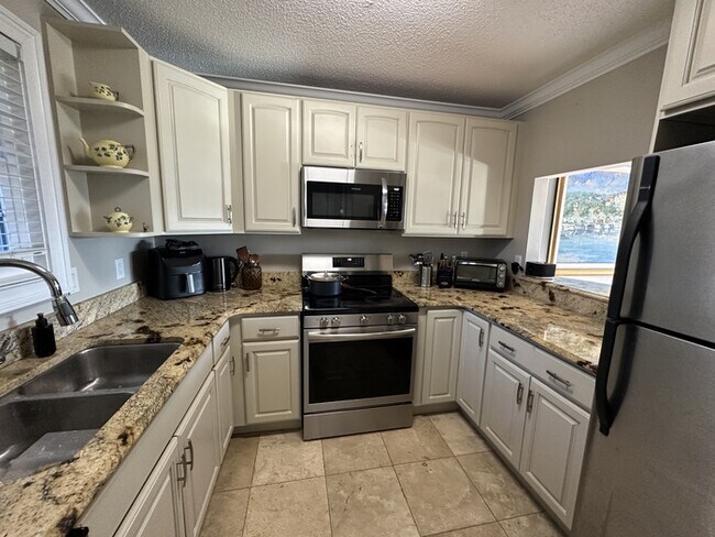 Building Photo - Waterfront 2 bedroom 2 full bath condo AVA...