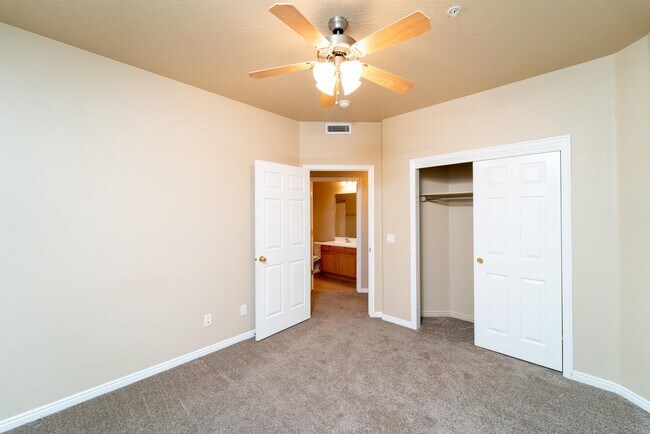 Building Photo - 184 S Valley View Dr