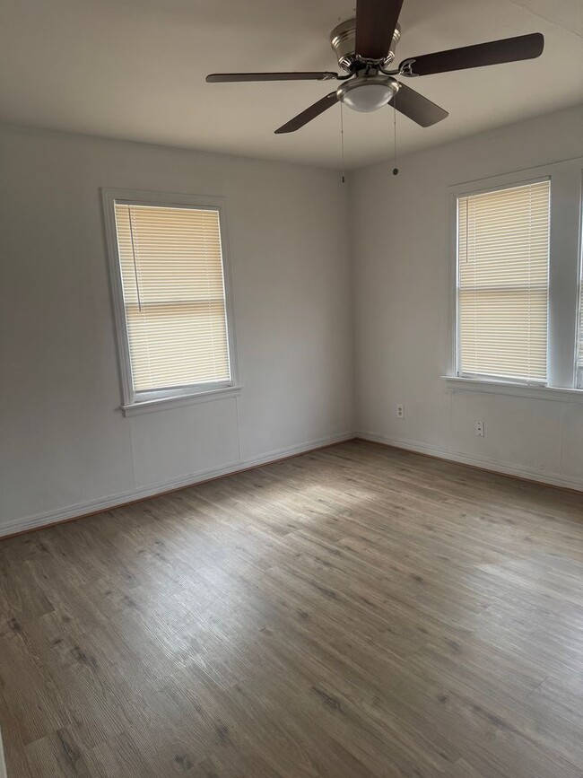 Building Photo - HUD ACCEPTED!! 3bedrooms 1bathroom  walking distance to 6th street shopping and restaurants