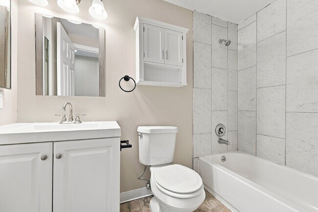 Building Photo - $1,195.95 1 bed, 1 bathroom, located in Aurora with a washer and dryer.