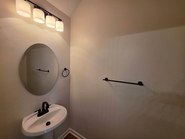 Building Photo - 2 Bedroom/2.5 Bathroom Townhome in First W...