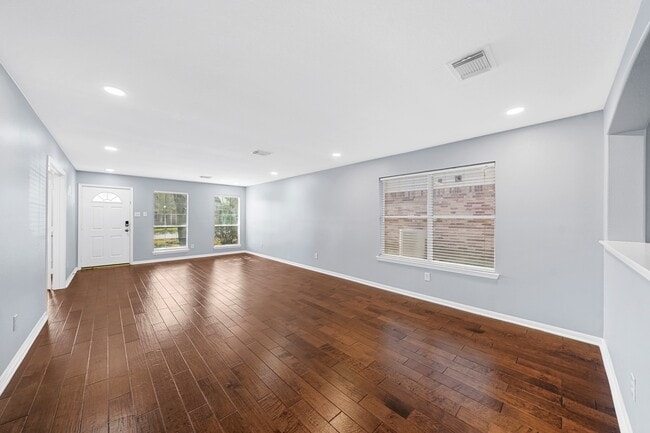 Building Photo - 5811 Vineyard Hill Dr