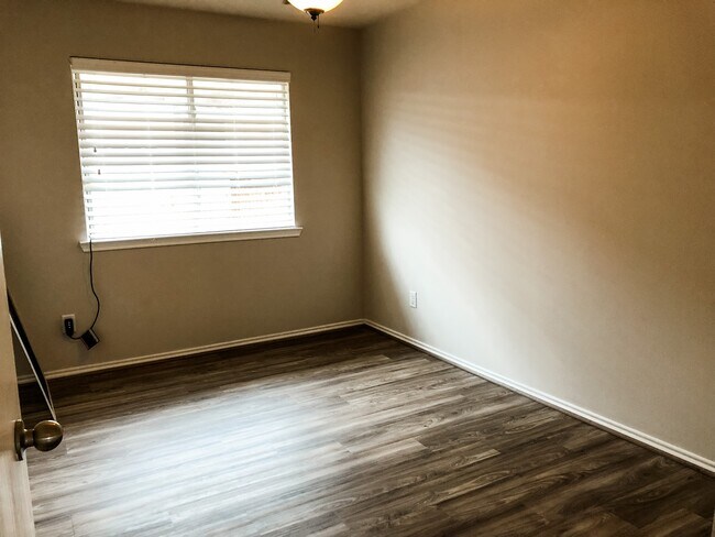 Building Photo - 33126 Cottonwood Bend