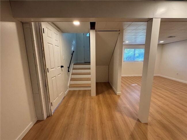 Building Photo - 111 Treeview Dr