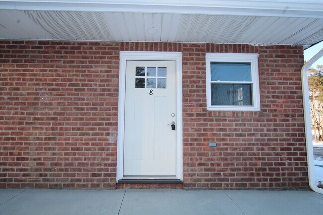 Building Photo - Beautifully remodeled and completed efficiency studio "FREE MONTH OF RENT!*"