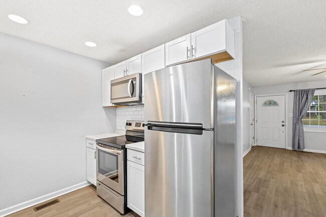 Building Photo - Charming 3 bedroom Available Now