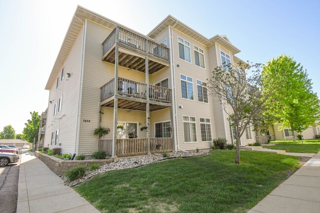 Building Photo - 7434 S Louise Ave