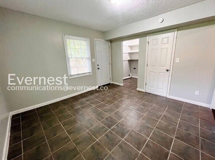 Building Photo - 400 Wilcrest Dr