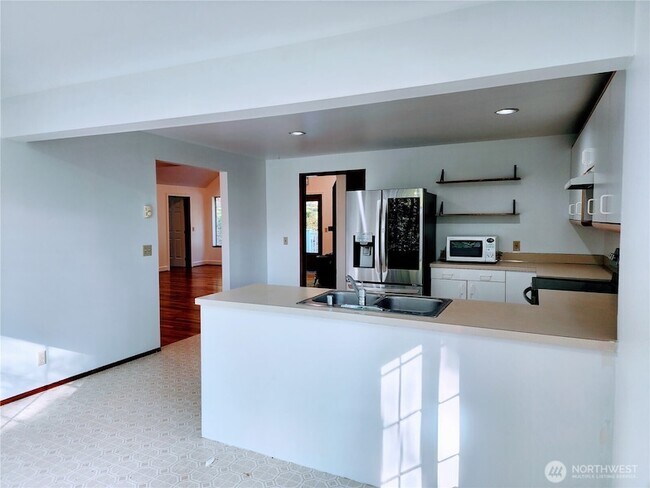 Building Photo - 8542 Battle Point Dr NE