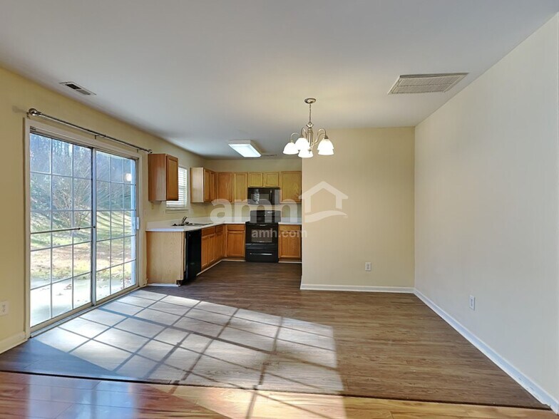 Building Photo - 204 Cloverdale Dr