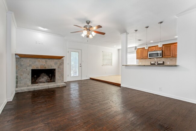 Building Photo - Beautifully Updated 3/2 Ranch-Style House ...