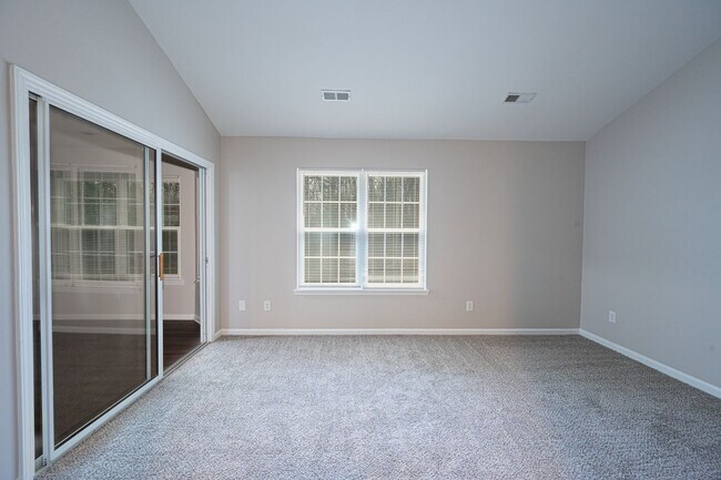 Building Photo - Updated 2 Bed, 2 Bath Condo in Charlotte