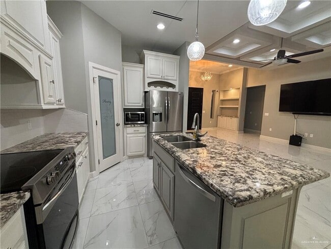 Building Photo - 27 Tulipan Ave