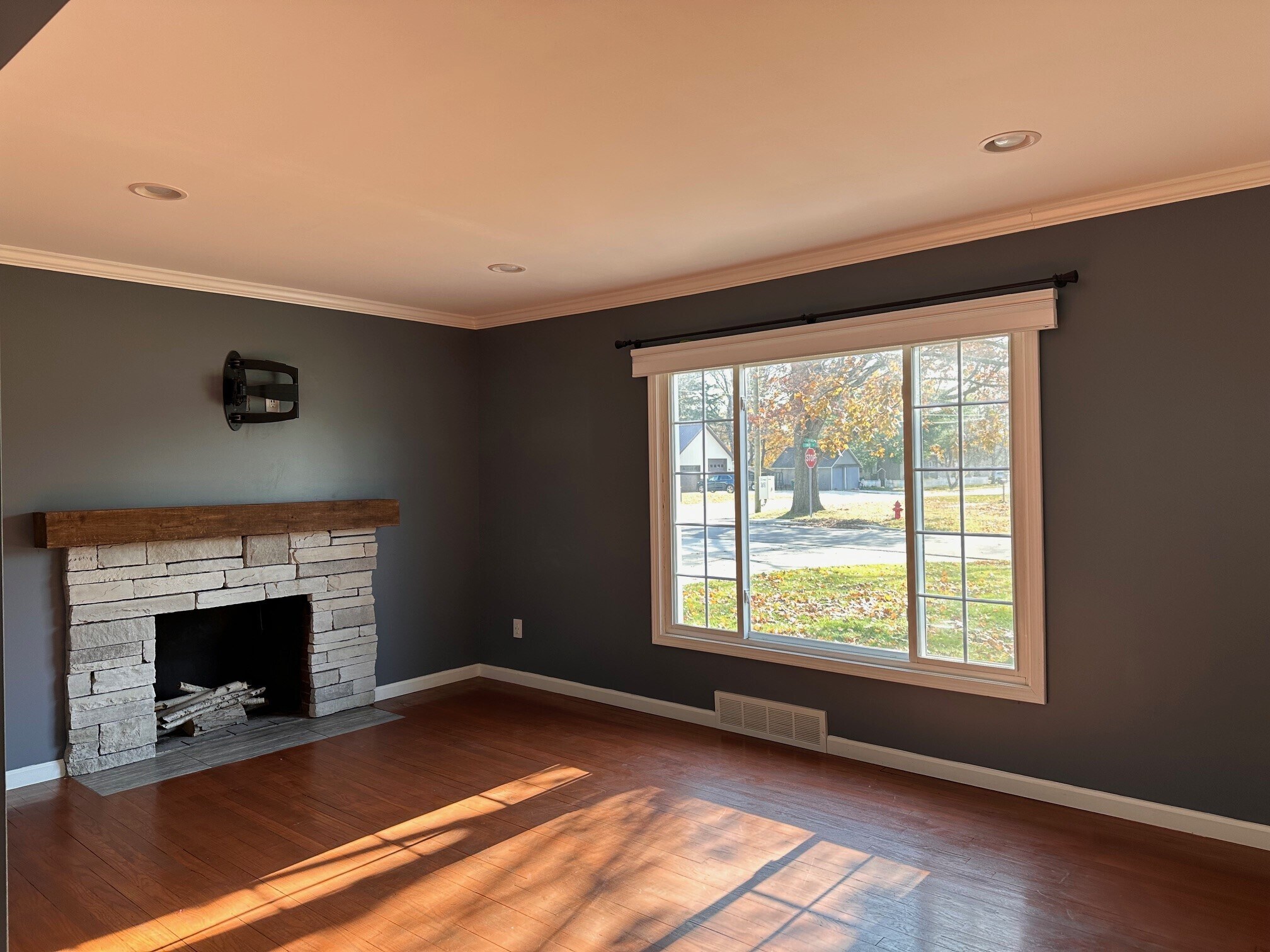 livingroom - 7987 State St