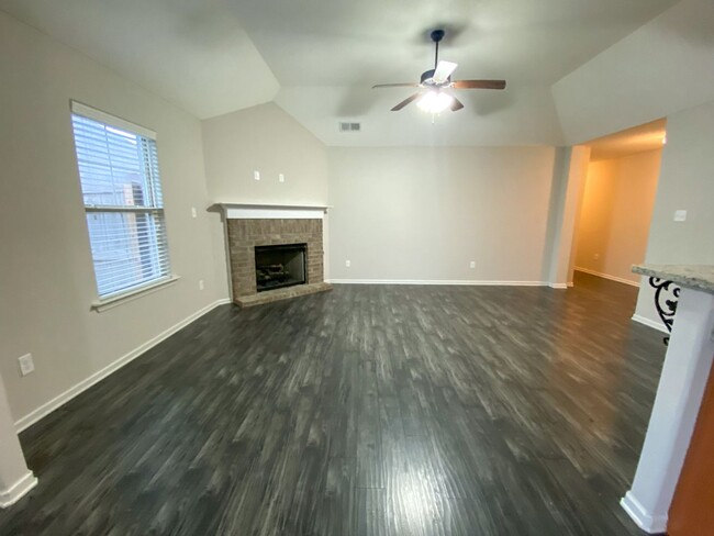 Building Photo - 4 bed 2 bath in Cordova w/ granite counter...