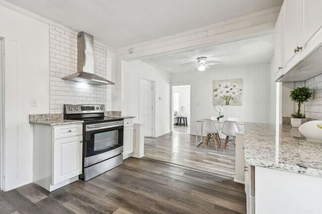 Building Photo - Housing Voucher Accepted: Charming 4-Bedroom Home in Saint Petersburg