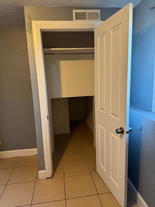 Building Photo - Beautiful 4-Bedroom, 2-Bath Home with Classic Layout and Large Yard