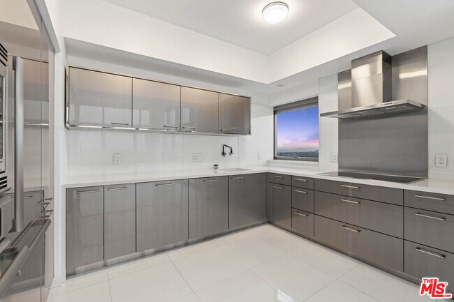 Building Photo - 13700 Marina Pointe Dr