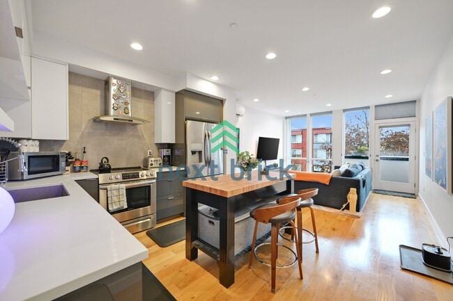 Building Photo - Charming 2-Bedroom Townhouse with 2.5 Baths and Spacious 1,510 Sq Ft in Seattle's Vibrant Neighbo...