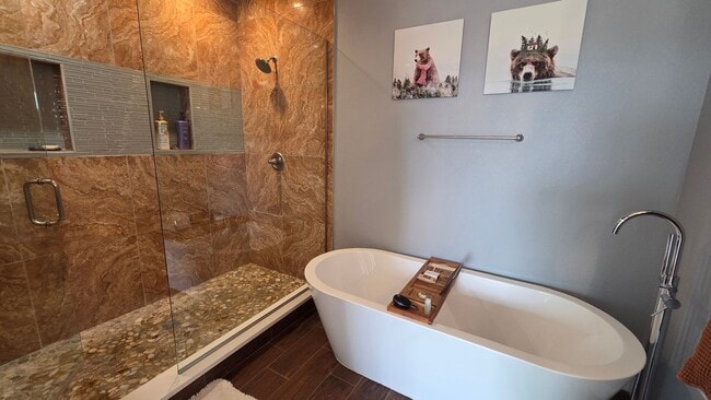 Building Photo - Modern 4 Bedroom 5 Bath Townhome - With Lots of Natural Light and Great Views!