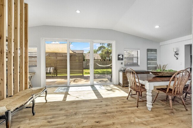 Building Photo - Beautiful pool home in Lockmar Estates