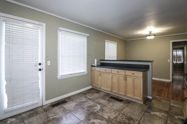 Building Photo - Cozy Bungalow in Brookside area, close to shopping for grocery, coffee shops, restaurants and muc...