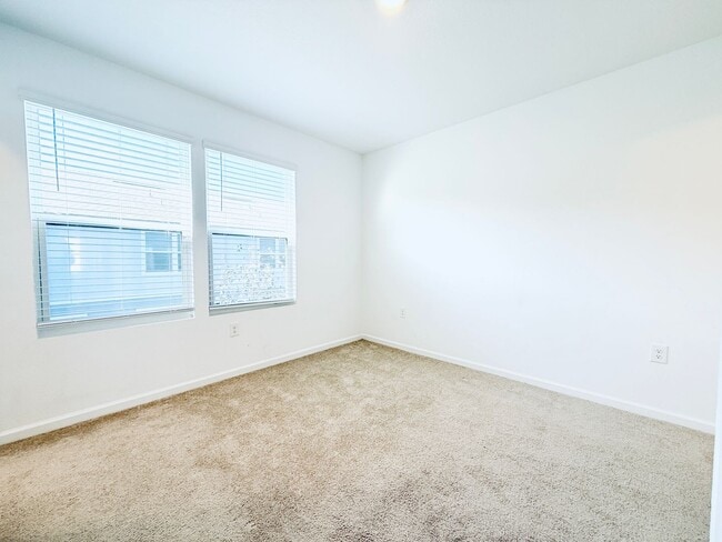 Building Photo - Move-In Ready Townhome with Spacious Layou...