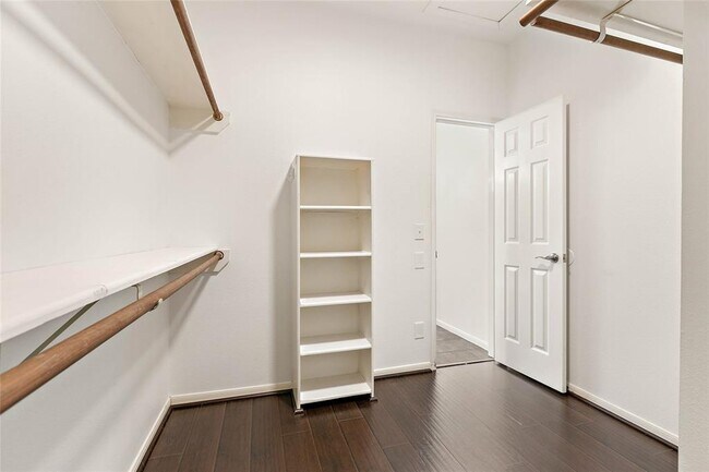 Building Photo - 304 E Golden Arrow Cir