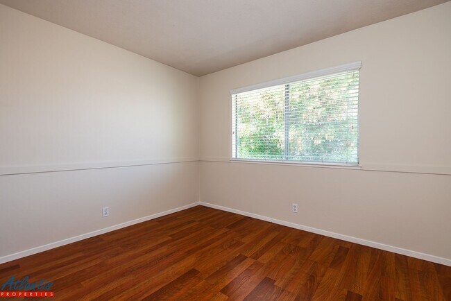 Building Photo - Lovely Condo | Hwd Laminate Flooring | Carport