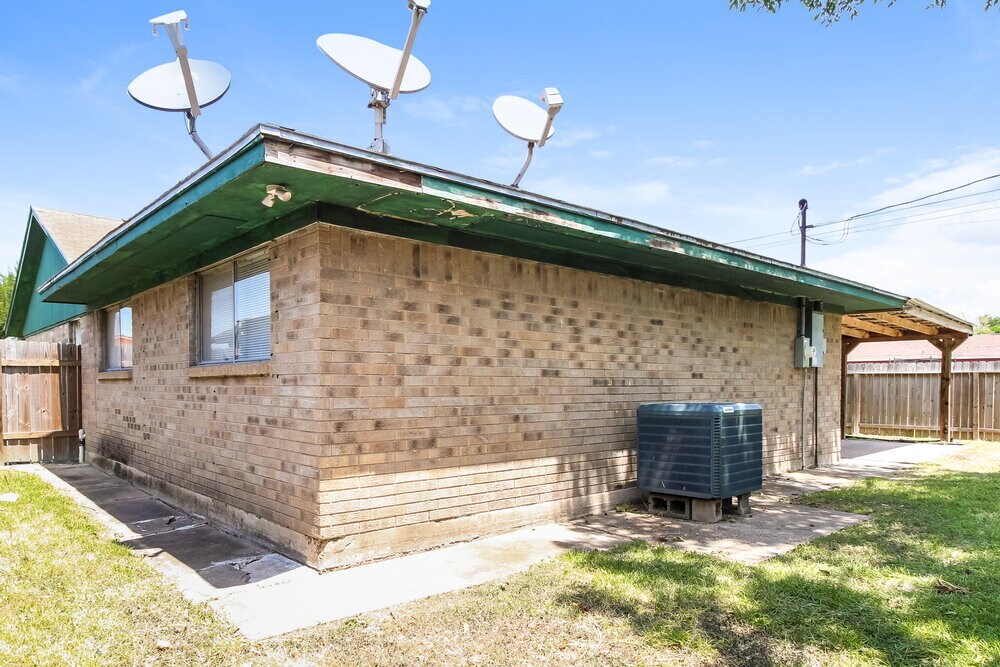 Building Photo - 2701 5th Ave N