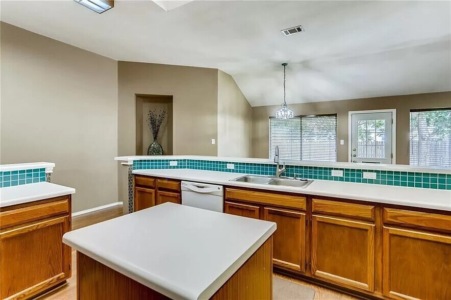 Kitchen - 414 Steeplechase Dr