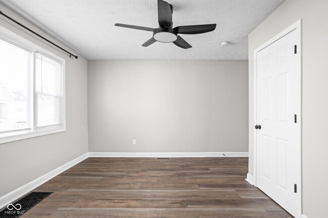 Building Photo - 413 E Caven St