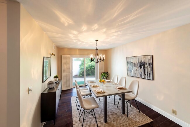 Building Photo - 4 bed 3 bath POOL on HUGE Lot!