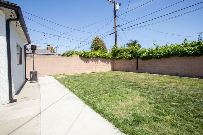 Building Photo - Lakewood Home, 2 Bedroom, 1 Bath with GREAT Backyard Space!