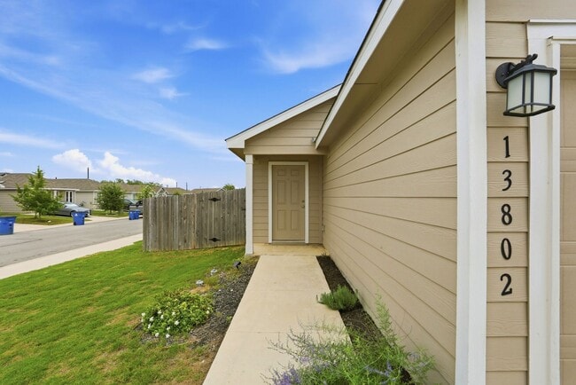 Building Photo - Single-Story 3/2 Rental Near Lackland Air Force Base | No Carpet | Fridge Included |
