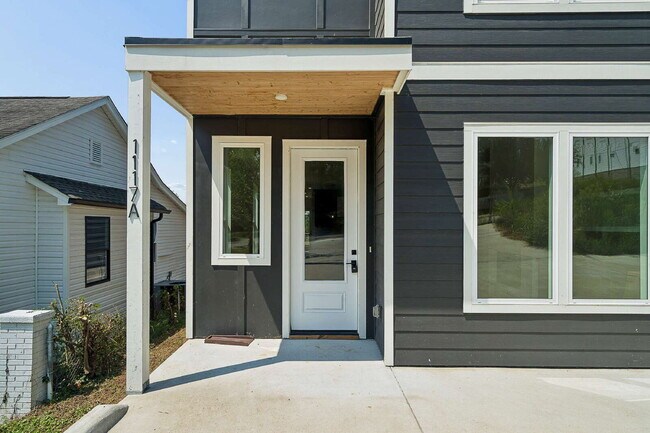 Building Photo - "Chic Nashville Townhouse: 3 Beds, 3 Baths, with Granite Elegance & Cozy Fireplace!"