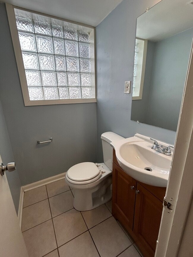 Building Photo - 315 E Rose St