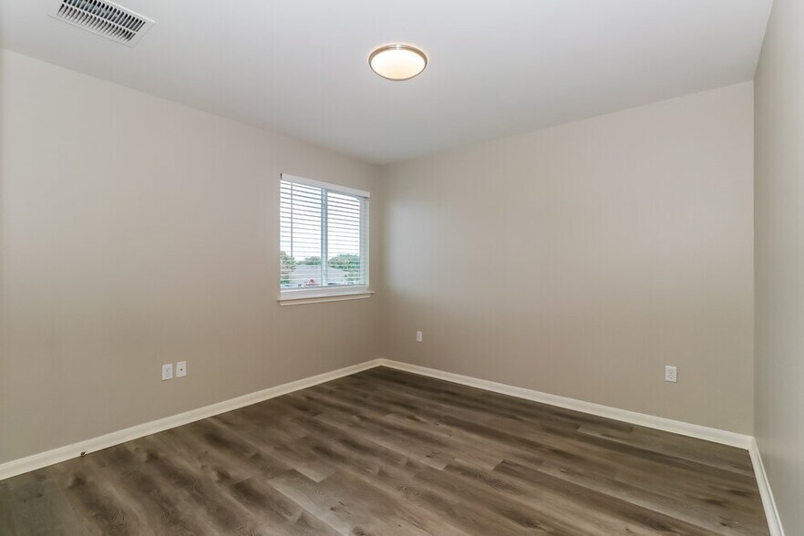 Building Photo - 388 Musgrav