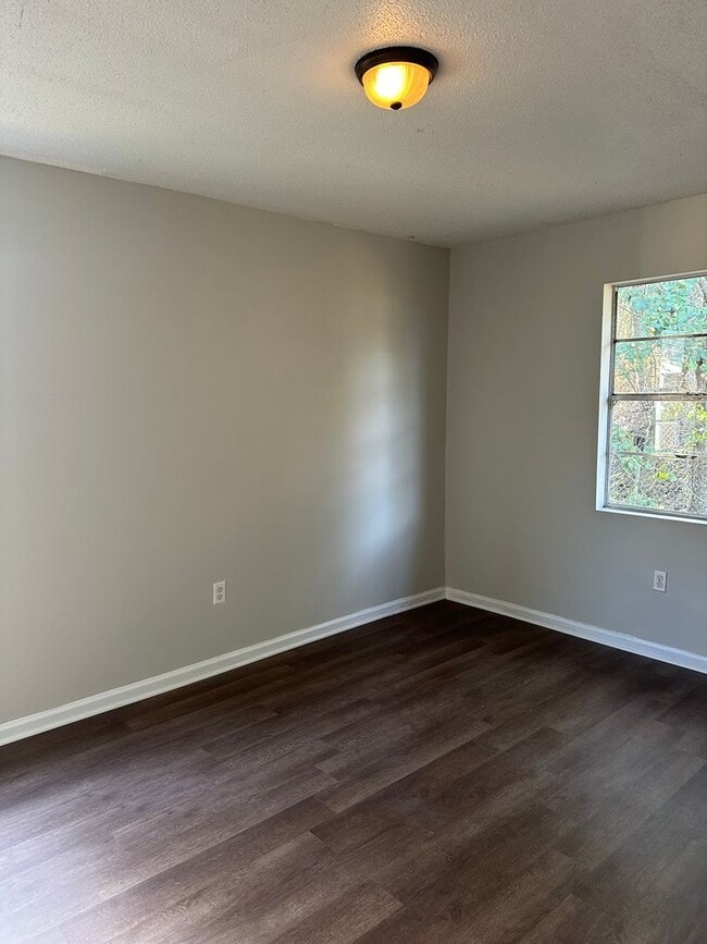 Building Photo - Newly updated pet friendly 3 bedroom duplex.