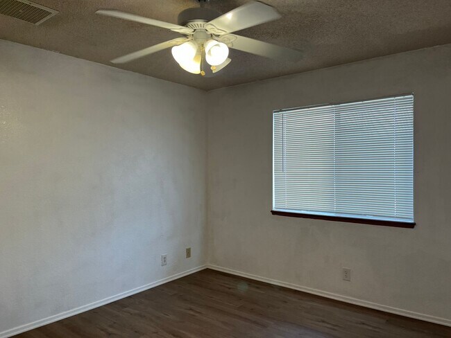 Building Photo - 3 bedroom 2 bathroom Home in the City of Victorville!