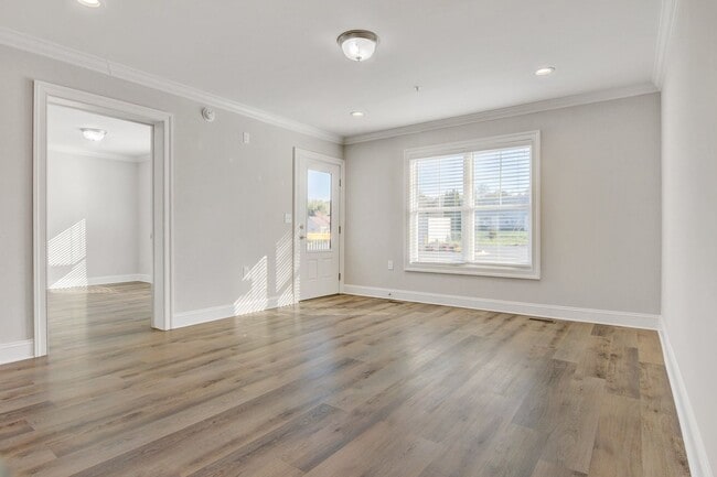 Building Photo - Modern 2-Bed, 2-Bath Single-Level Townhome in Conover – Pet-Friendly Community!