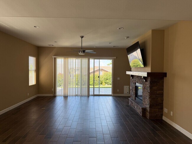 Building Photo - Gated Astoria Home