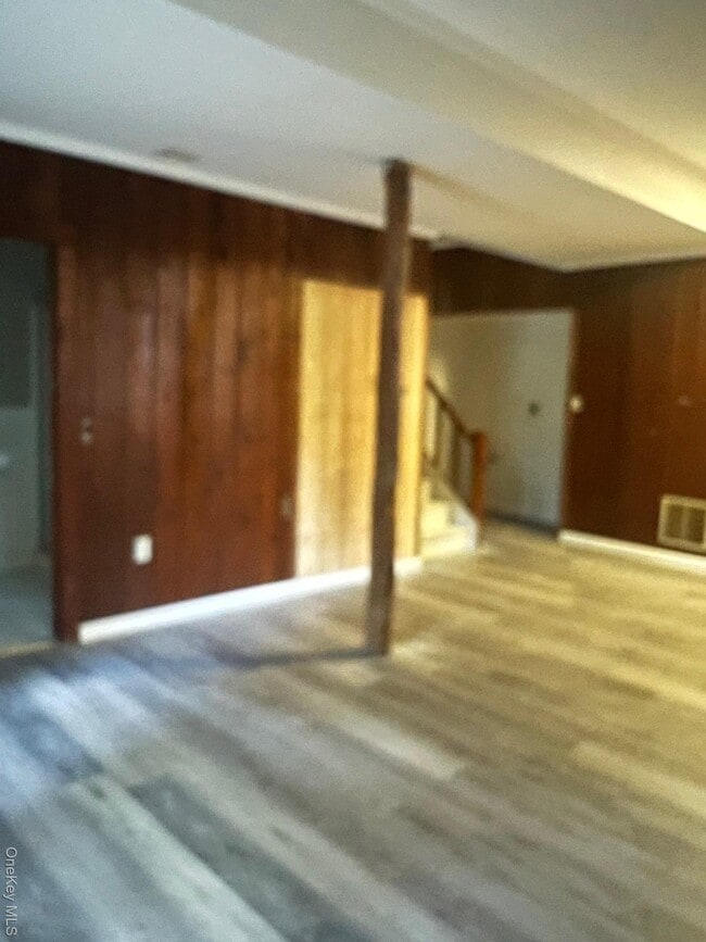 Building Photo - 19 Maple Ave