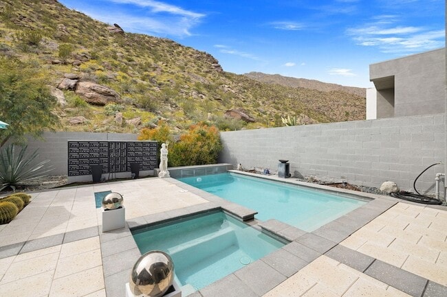 Building Photo - 1201 Surrey Ln